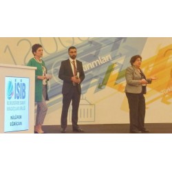 İSİB Sektör Buluşması Antalya / 6-9 Nisan 2017, Teamİstanbul takımı öğrenci liderlerinden Neslihan Özman Say ve Alişan Gönül, Prof. Dr. Nilüfer Eğrican ile sunum yapıyor İSİB Sektör Buluşması Antalya / 6-9 Nisan 2017, Teamİstanbul takımı öğrenci liderlerinden Neslihan Özman Say ve Alişan Gönül, Prof. Dr. Nilüfer Eğrican ile sunum yapıyor