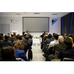 Daikin’in yeni etkinlik dizisi ‘Başarı ve İnsan’ söyleşilerinin ilk konuğu olan Timur, “İnovasyon derdinizi fırsata çevirir, sosyal inovasyon ise dert ile dertlenir ve ona çözüm bulur. Nef felsefemizin temelinde de bu var” dedi. Daikin’in yeni etkinlik dizisi ‘Başarı ve İnsan’ söyleşilerinin ilk konuğu olan Timur, “İnovasyon derdinizi fırsata çevirir, sosyal inovasyon ise dert ile dertlenir ve ona çözüm bulur. Nef felsefemizin temelinde de bu var” dedi.