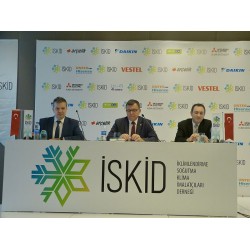 Soldan sağa; İSKİD Yönetim Kurulu Üyesi Can Topakoğlu, İSKİD Yönetim Kurulu Başkanı Taner Yönet, İSKİD Split ve Değişken Soğutkan Debili Klimalar Komisyonu Başkanı Dr. Andaç Yakut Soldan sağa; İSKİD Yönetim Kurulu Üyesi Can Topakoğlu, İSKİD Yönetim Kurulu Başkanı Taner Yönet, İSKİD Split ve Değişken Soğutkan Debili Klimalar Komisyonu Başkanı Dr. Andaç Yakut