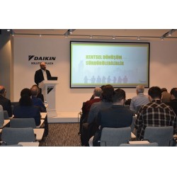 Daikin İklimlendirme Teknolojileri Deneyim Merkezi, Maltepe Daikin Plaza’da bulunan yeni binasında ayda bir konuklarını ağırlıyor. Daikin İklimlendirme Teknolojileri Deneyim Merkezi, Maltepe Daikin Plaza’da bulunan yeni binasında ayda bir konuklarını ağırlıyor.
