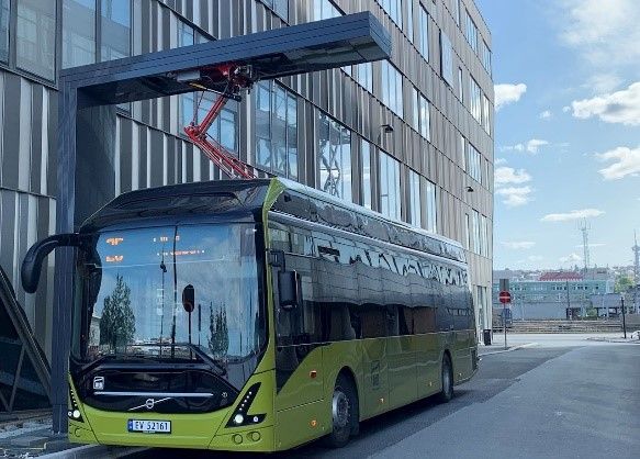 Norveç, Bodø’daki otobüsler, yine Norveç, Trondheim’daki bu ABB şarj ünitesine benzer olarak ABB’ye ait 450 kW pantograflarla şarj edilecek.