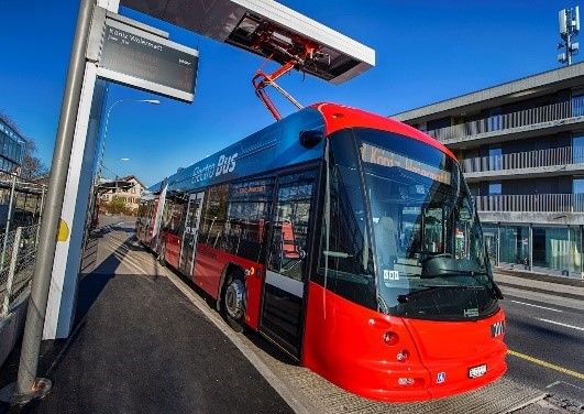 BERNMOBIL ulaşım ağının 17 numaralı hattındaki otobüsler de yalnızca elektrikle çalışacak şekilde bir ABB OppCharge sistemi kullanıyor.