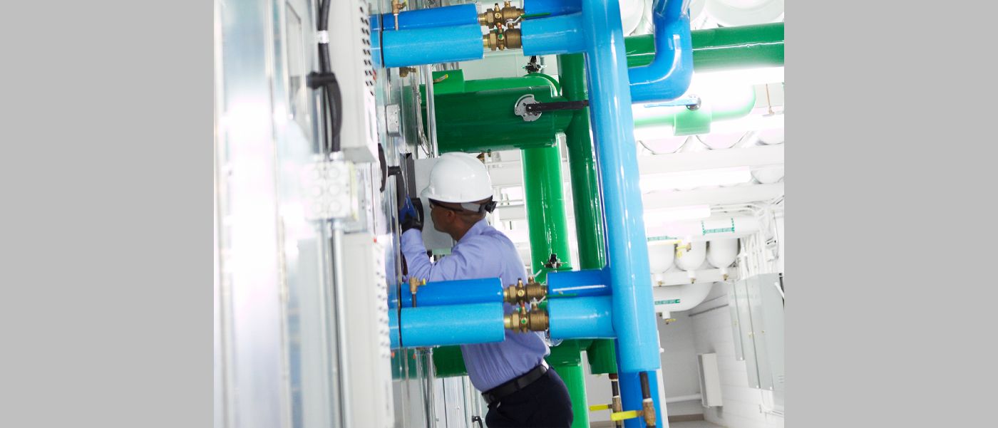 Johnson Controls, enerji, su ve yerden tasarruf sağlayan iki kademeli ekonomik santrifüjlü soğutma cihazı YORK YK-HT'yi tanıttı.