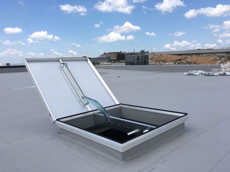 Form Endüstri Tesisleri, afet ve acil durum senaryolarında kritik rol oynayan duman tahliye kapaklarının önemine dikkat çekiyor.