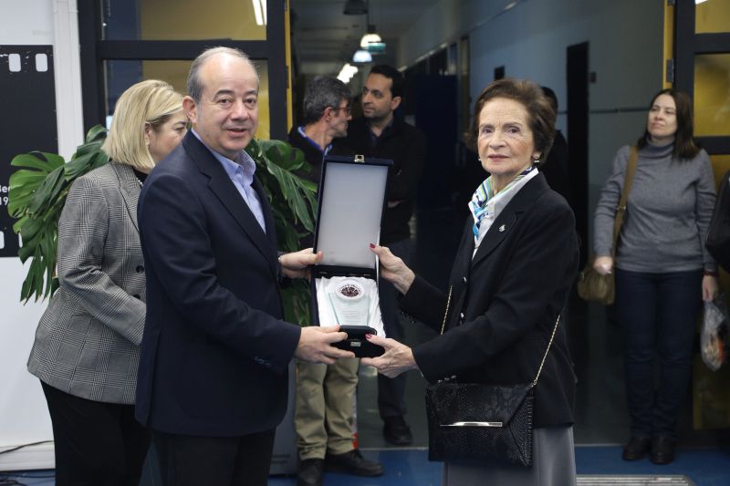 Yıldız Teknik Üniversitesi Rektör Yardımcısı Prof. Dr. Hüseyin Yılmaz tarafından Figen Korun'a plaket verildi.