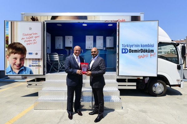 Soldan sağa:DemirDoküm YKU Erdem Ertuna, Isuzu Satış Direktörü Tunç Karabulut